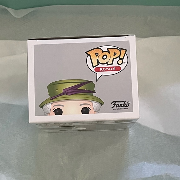 Queen Elizabeth II Funko Pop - “Funko Royals” Pop 01 - Picture 4 of 6